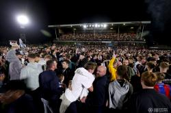 开云体育下载-曼联复仇成功，击败老对手，球迷欢呼加油