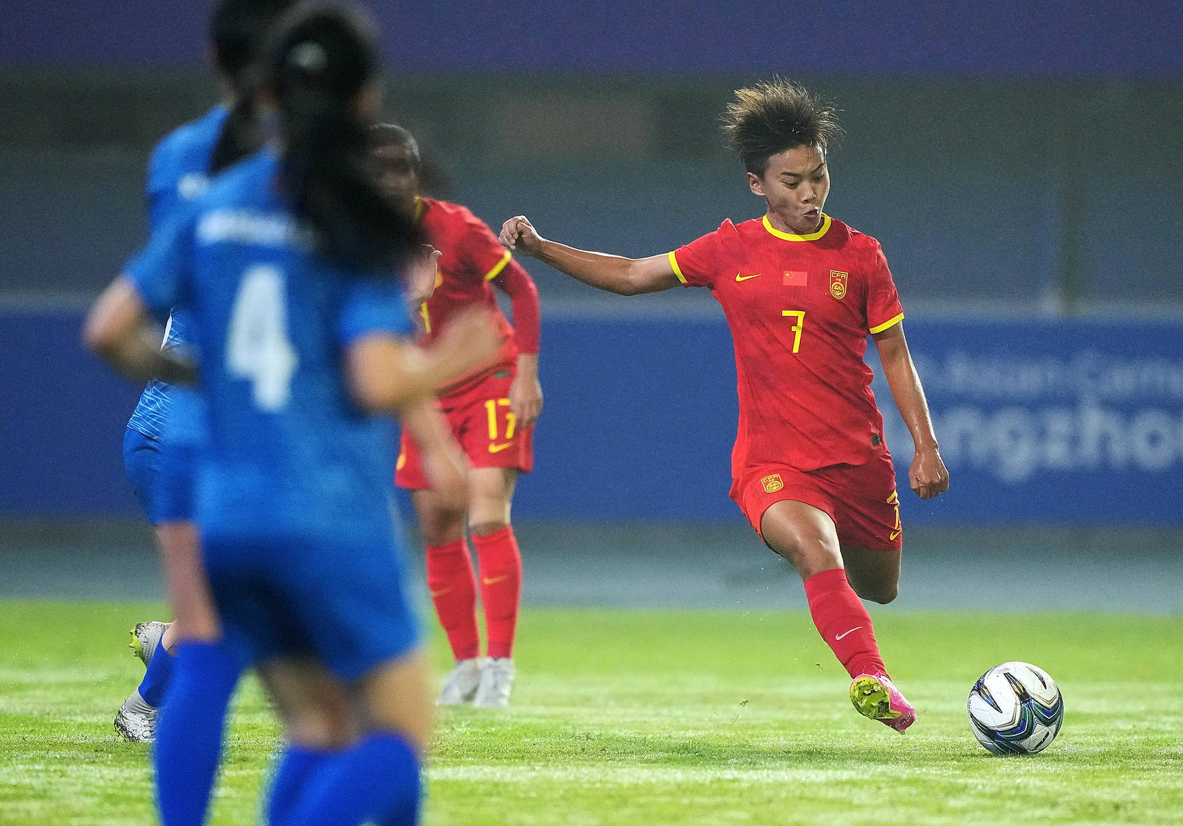 关于中国女足队长王霜入选国家队，备战钻石杯赛的信息