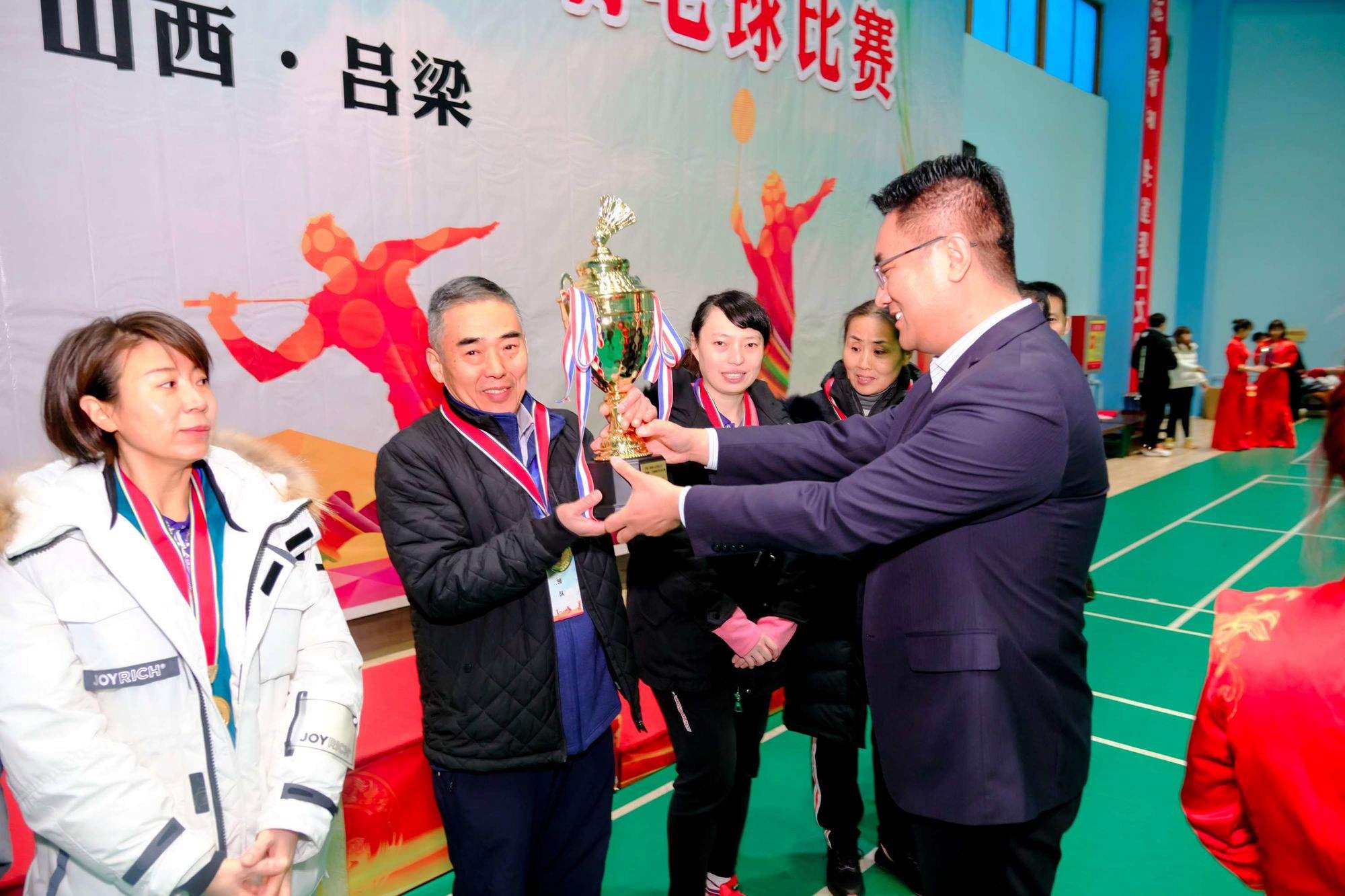 包含沙尔克士气高涨，全队合力取胜精彩表现的词条
