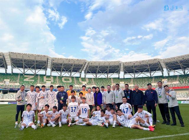 激烈足球比赛即将打响,球员们全力以赴备战 激烈足球比赛即将打响,球员们全力以赴备战