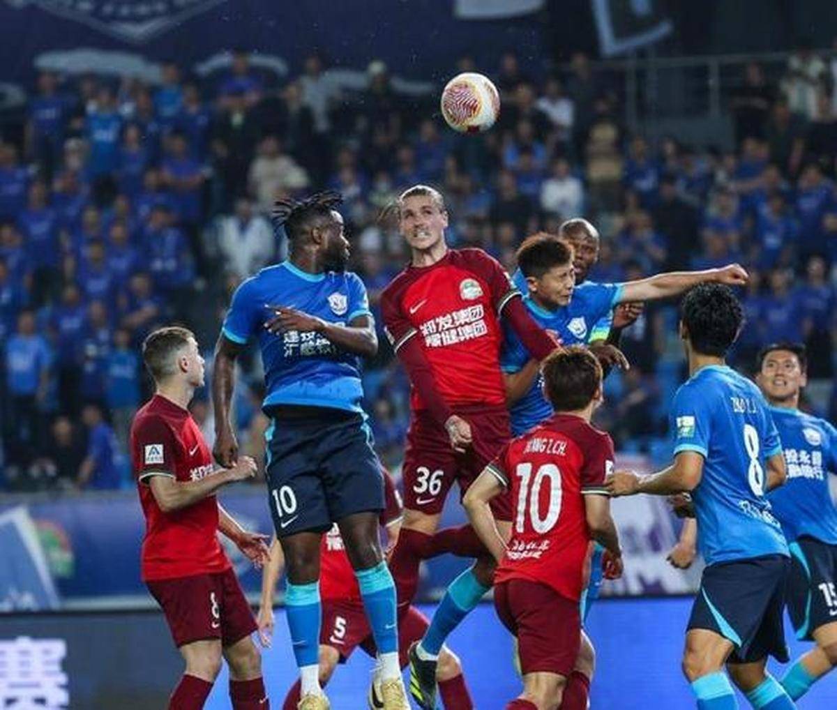 包含精彩足球赛事，场面激情动人的词条