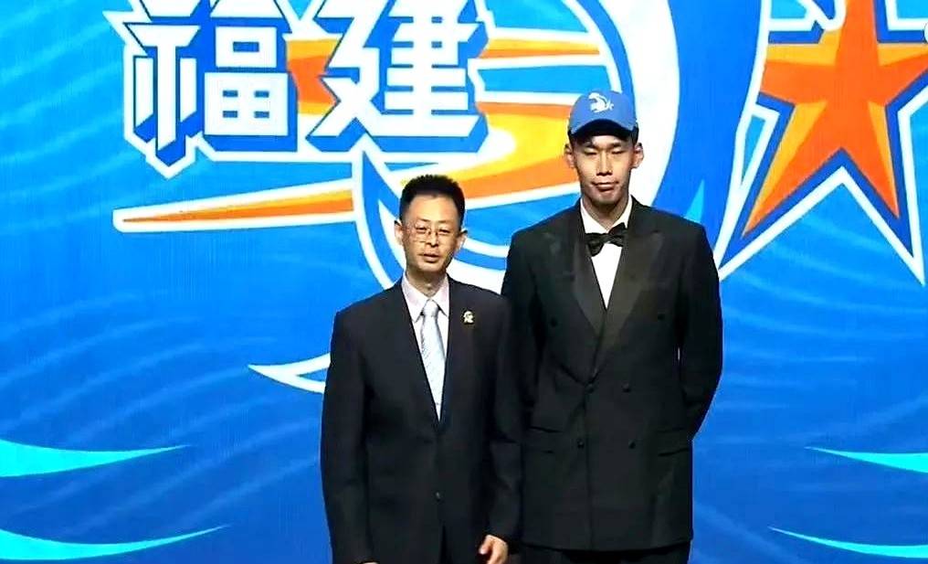 福建男篮表现出色，赢得全队赞誉