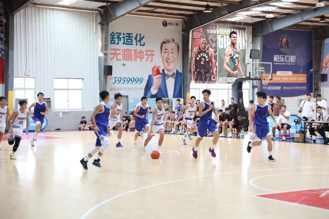 精英球员展现团队实力,比赛氛围浓烈 精英球员展现团队实力,比赛氛围浓烈