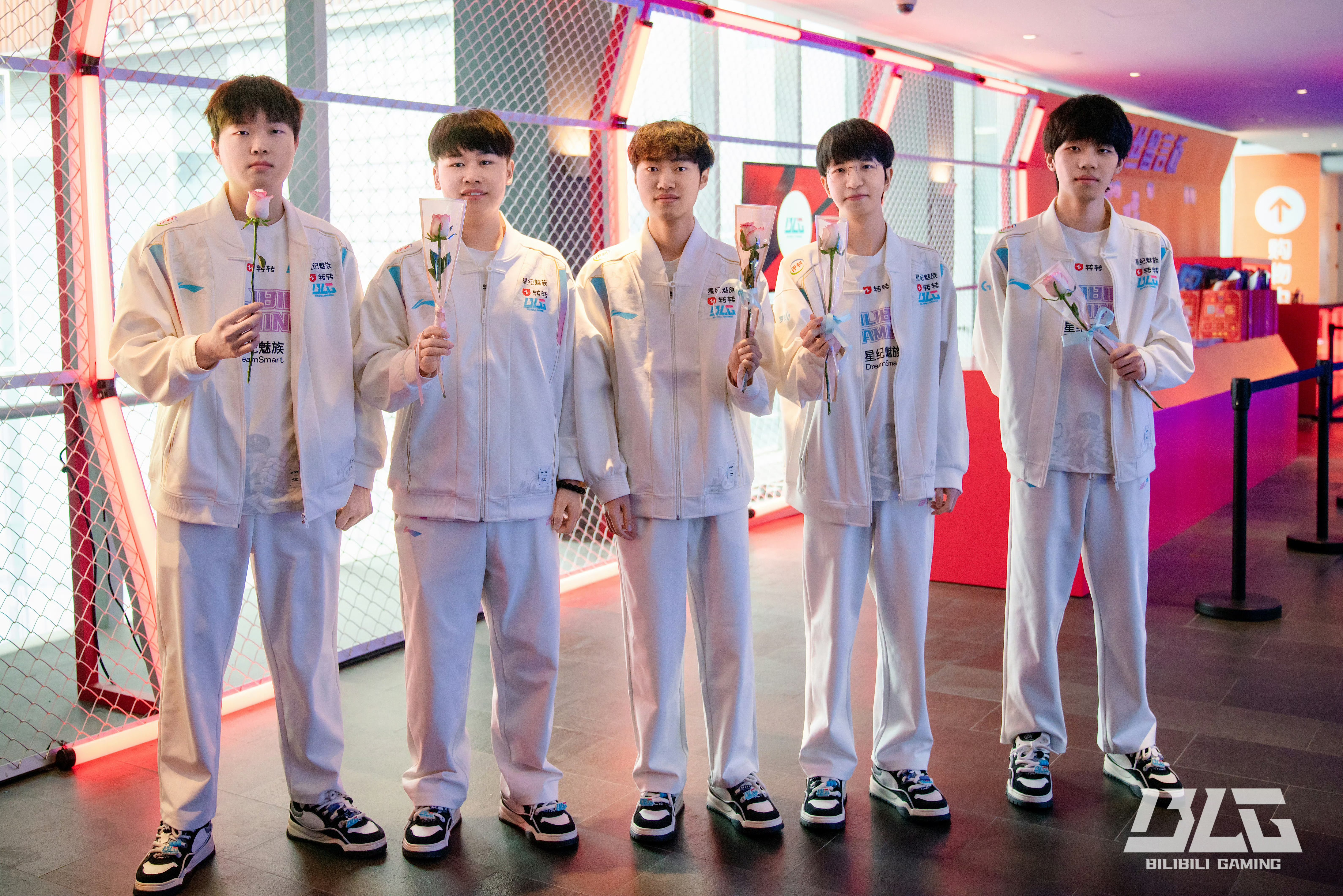 BLG力克TES,Uzi开启传奇时刻淘汰赛3:0(釜山) BLG力克TES,Uzi开启传奇时刻淘汰赛3:0(釜山)