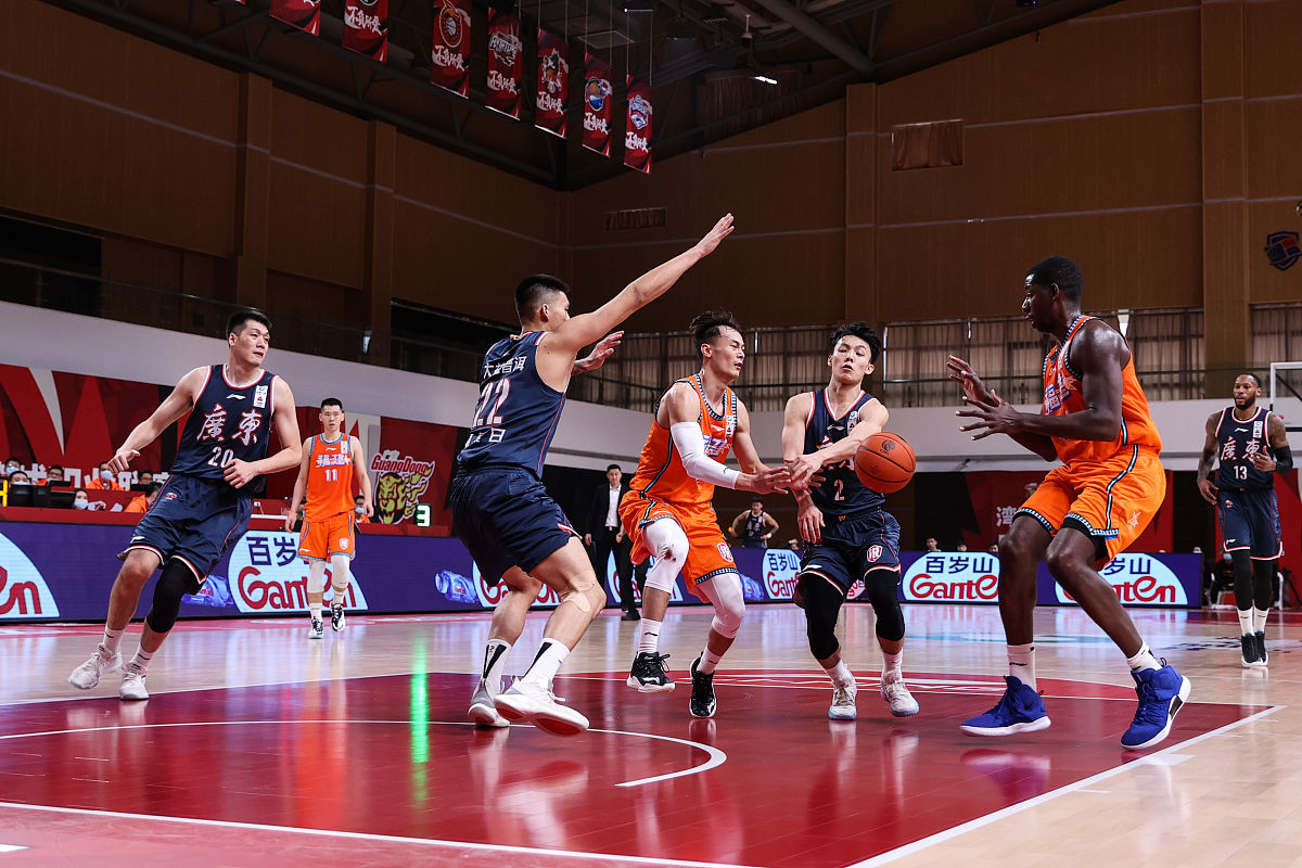 球队整体战术明确,球员合作默契 球队整体战术明确,球员合作默契