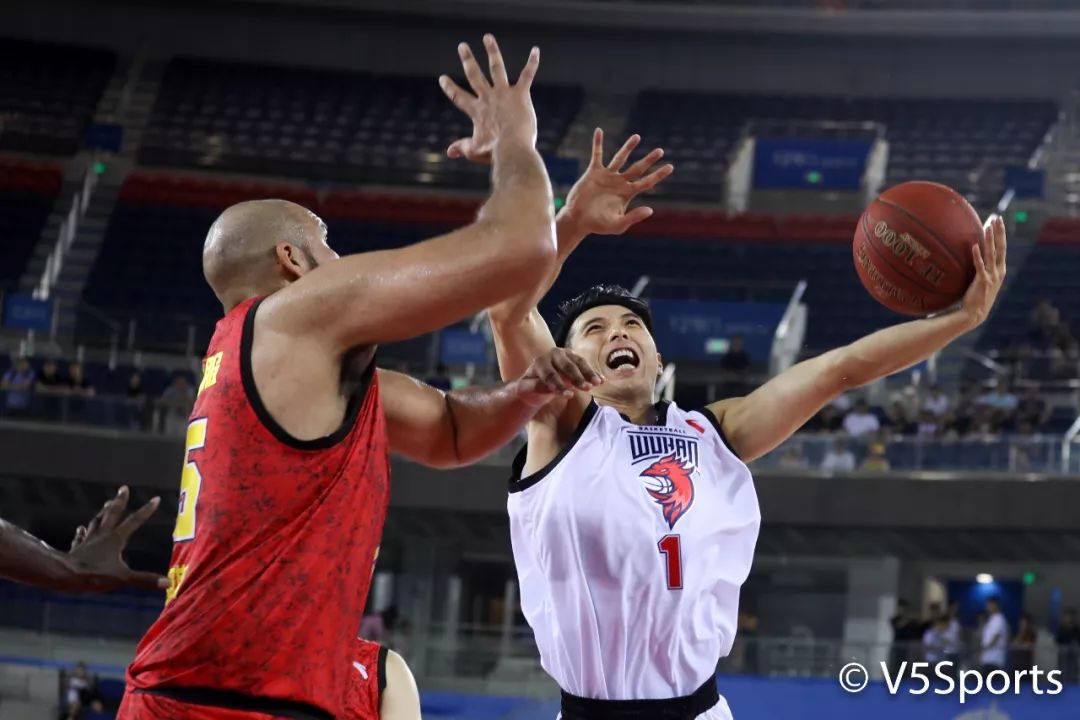 日本篮球职业赛事上演巅峰对决，球员表现抢眼