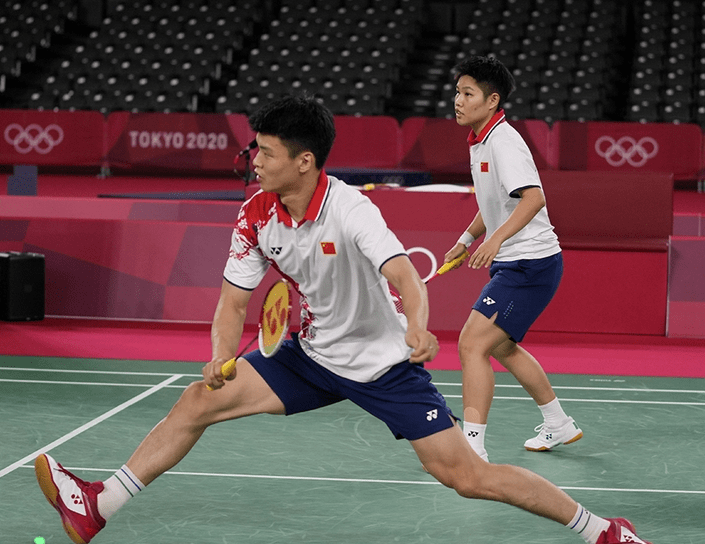 丹麦队完胜德国队，黄鸭组合点燃赛场